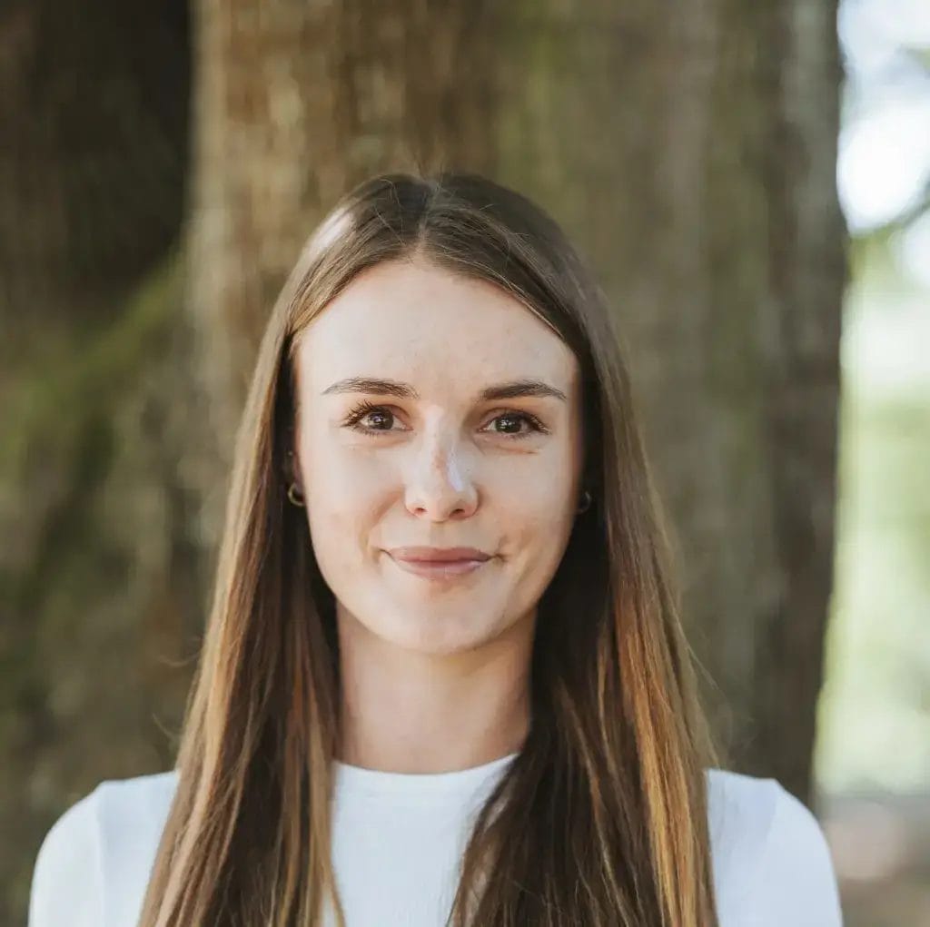 Vanessa mit weißem T-Shirt in der Natur